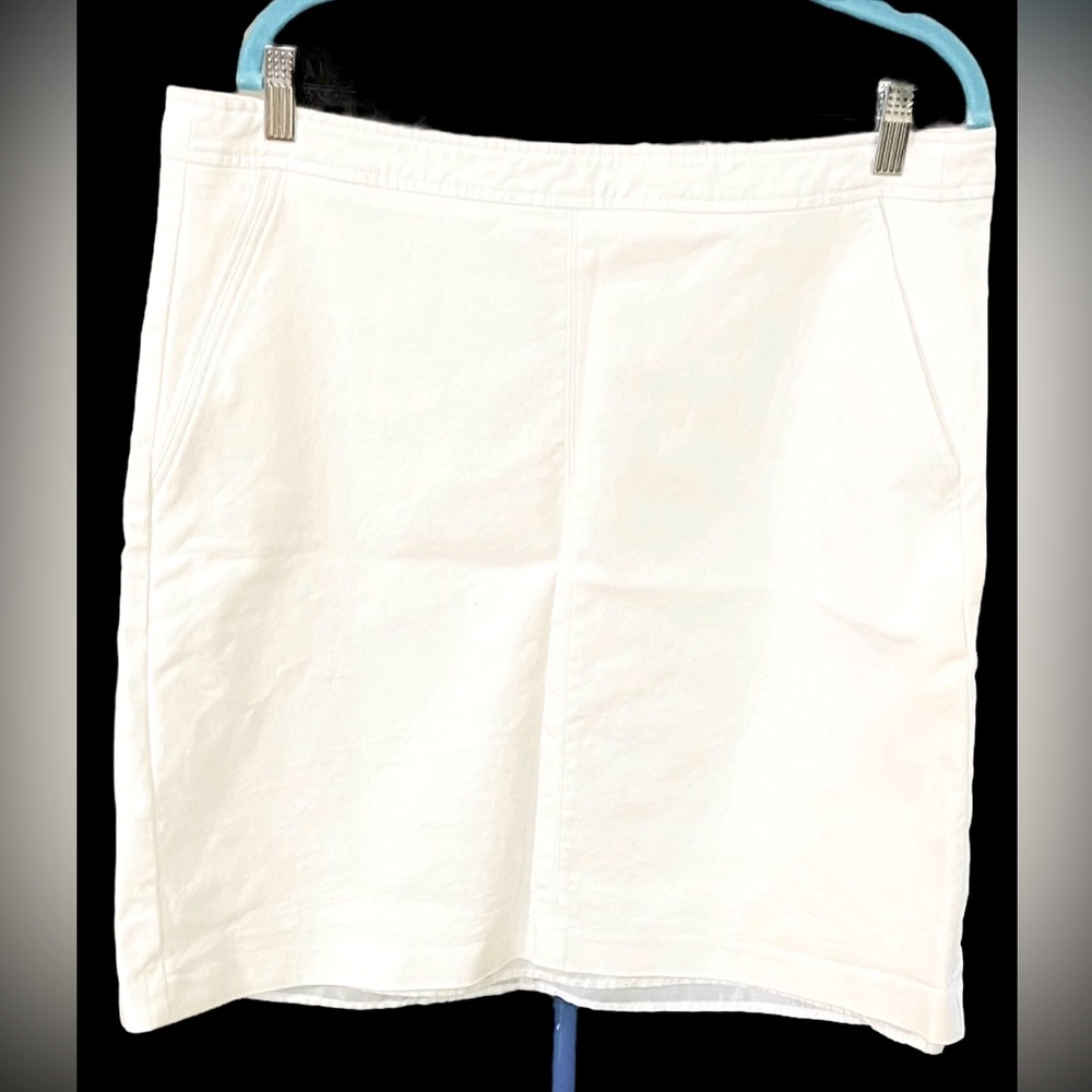 Liz Claiborne Women’s Size 14 White Skirt.